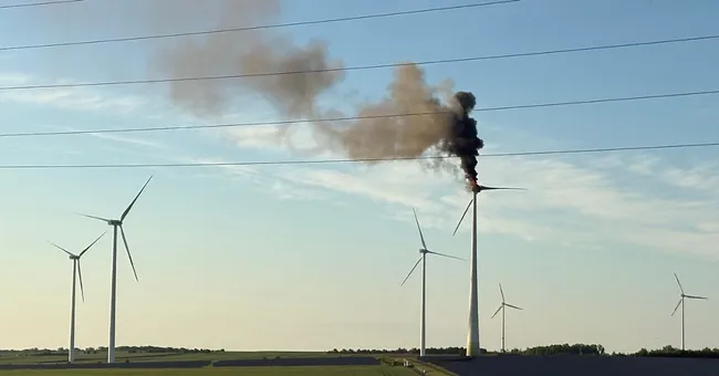 Windrad steht nahe der A7 in Flammen