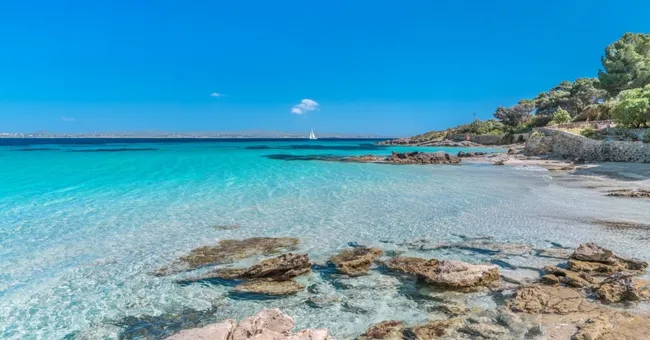 Méconnue des voyageurs, cette petite île italienne est la destination idéale pour des vacances d'été à petit prix