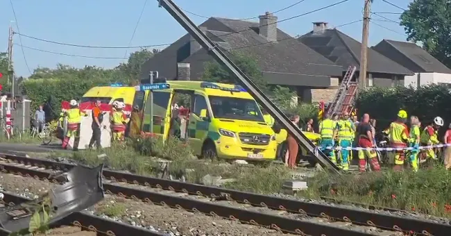 Zug kollidiert mit Schulbus – vier Menschen sind tot!